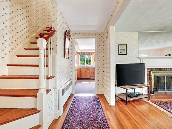 4th image of 219 Laurel St