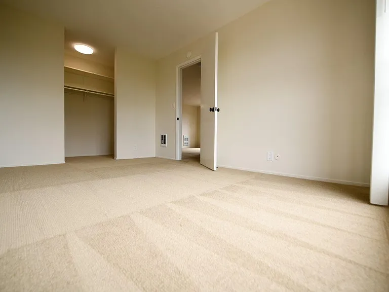 95 Linda Apartments — Photo 17