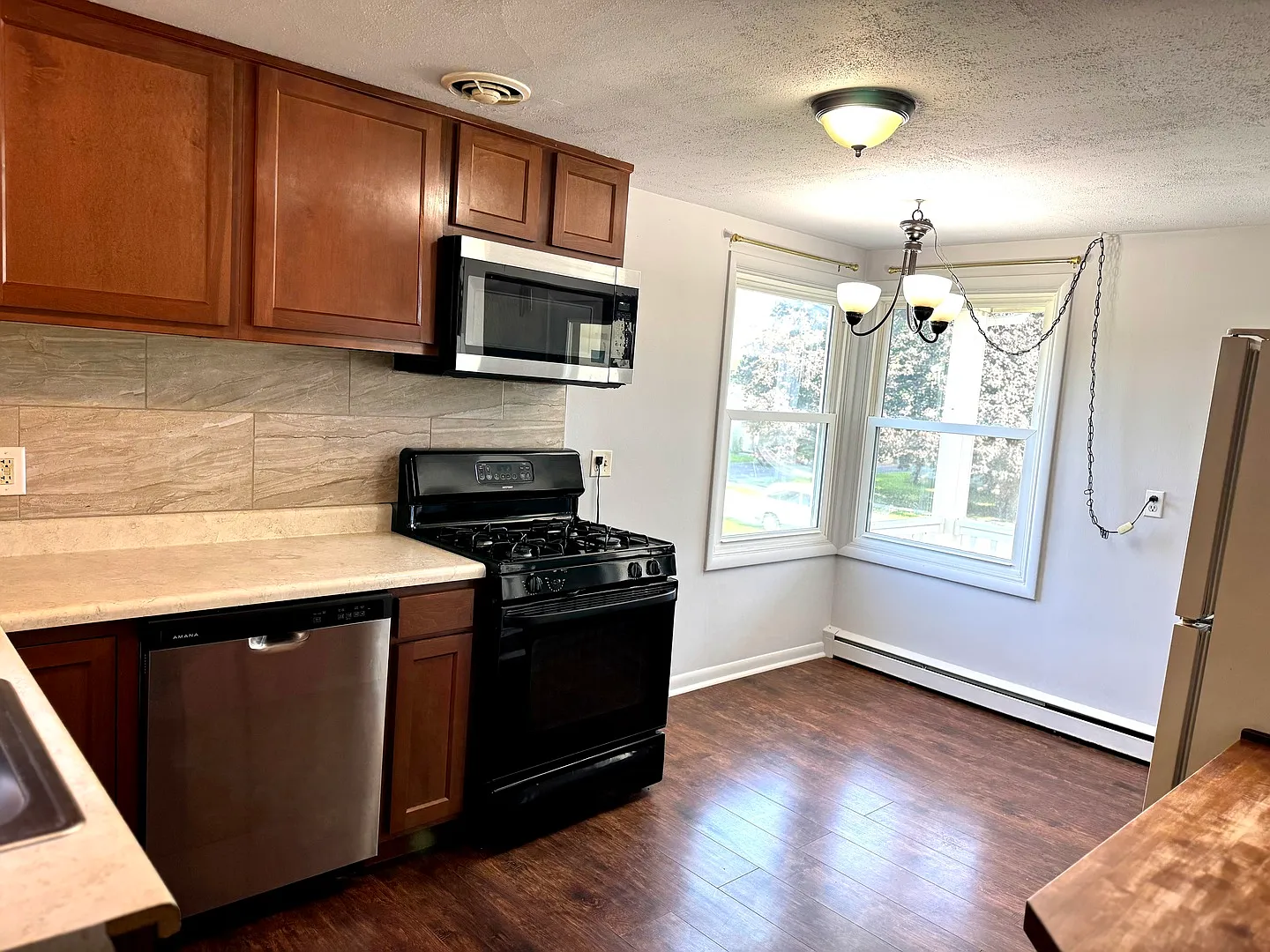 3 bed, 1006 sqft, $2,300 — Photo 2