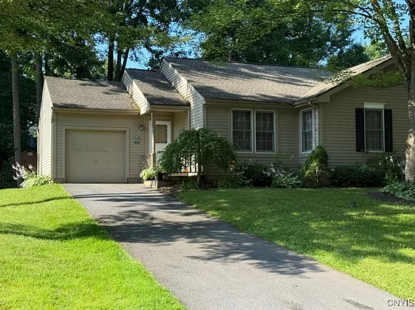 102 Niblick Cir, Baldwinsville, NY 13027