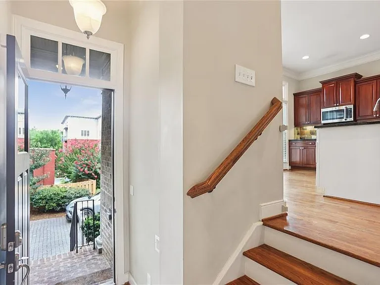 805 Highland Green Way NE — Photo 2