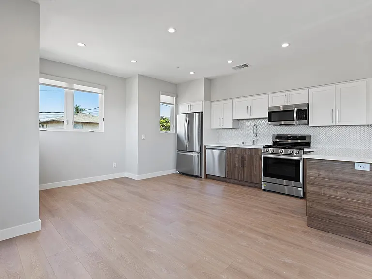 761 Cerro Gordo Ave — Photo 1
