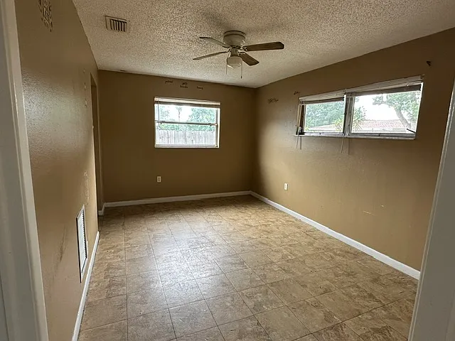1470 Parkwood St — Photo 6