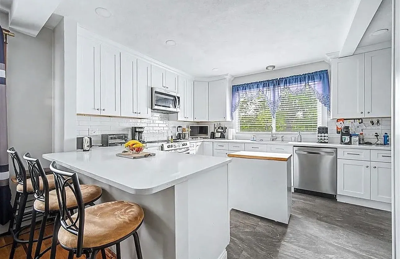 3 bed, 1200 sqft, $2,700 — Photo 3