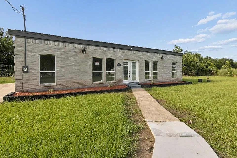 3 bed, 1.0 bath, 1734 sqft, $1,595 — Photo 2