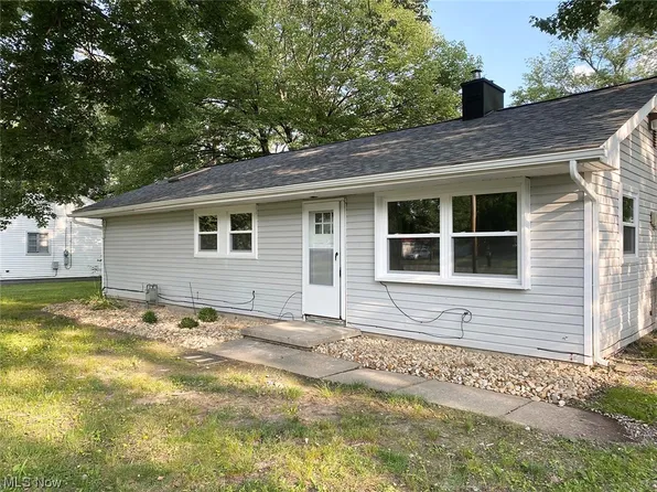 3082 Draper St SE, Warren, OH 44484