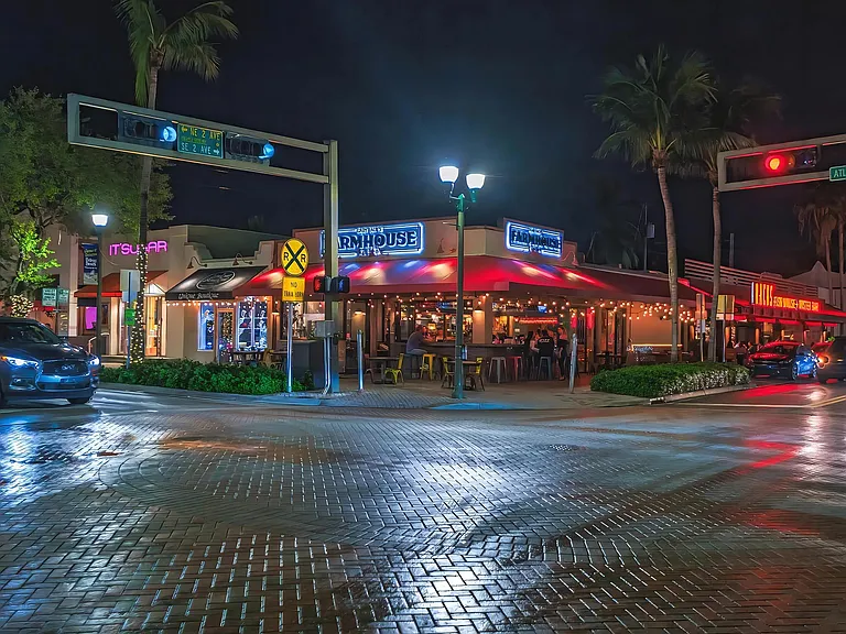 Popular Dining and Bar Scene Near South of Atlantic Apartments