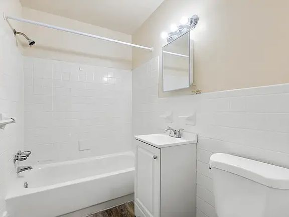 4th image of 918 W Spencer St #204