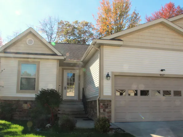 957 N Sandalwood Cir, Muskegon, MI 49441