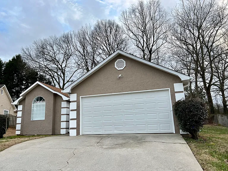 300 Landing Dr — Photo 2