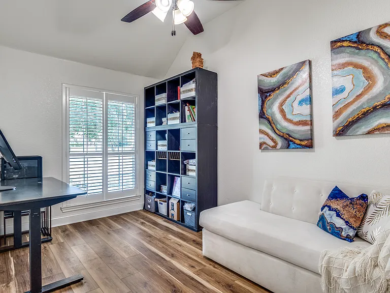 1010 Oakbrook Dr — Photo 4