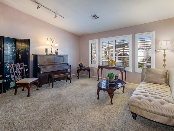 4th image of 915 Royal Moon Ave