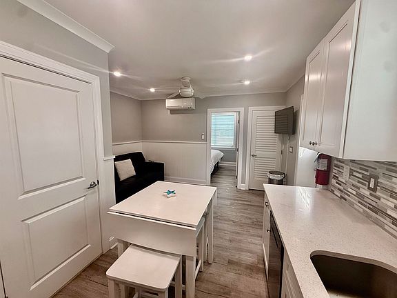 3rd image of 204 E Primrose Rd #101