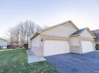 37575 N Dianne Ln, New Boston, MI 48164