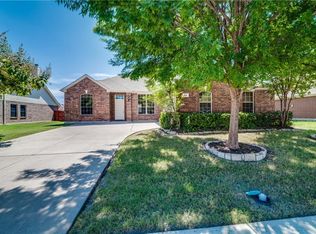 819 Duck Pond Dr, Grand Prairie, TX 75052