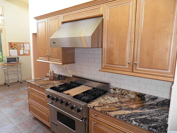 4th image of 815 SE Meadow Vale Dr