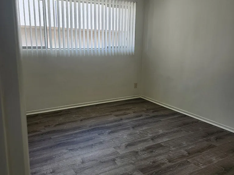 11624 Hamlin St — Photo 5