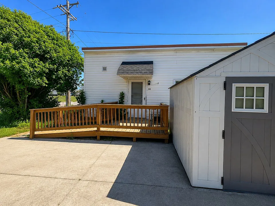 305 E Maple St