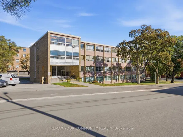 8 Kinsdale Blvd #12, Toronto, ON M8Y 1T9