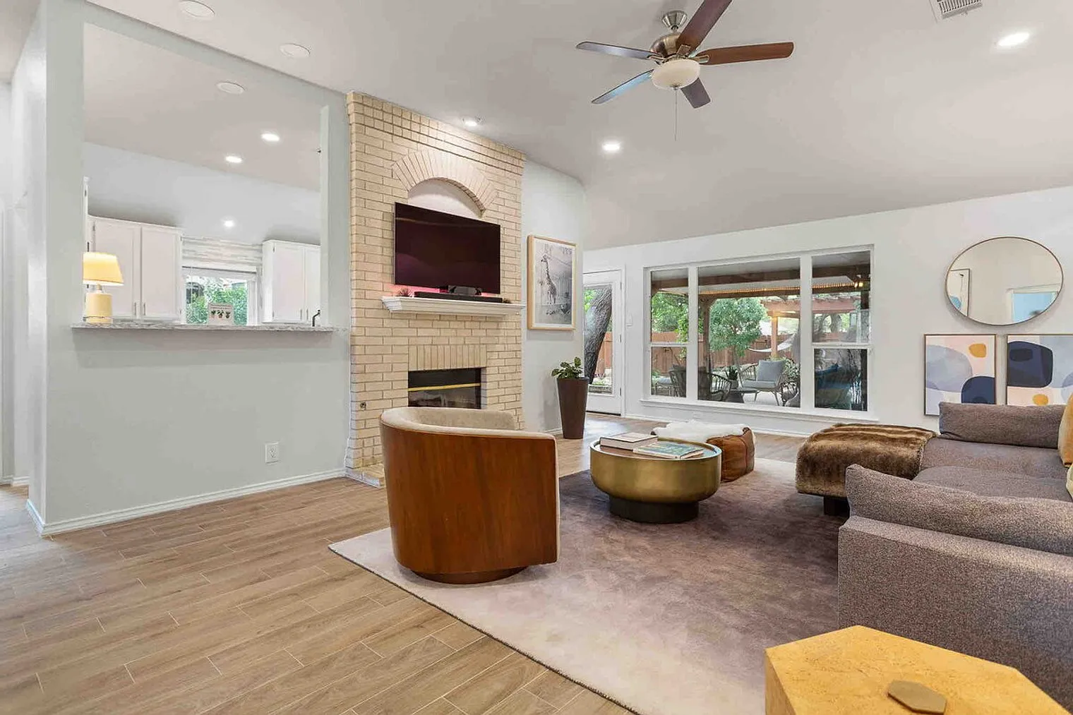 5 bed, 2.0 bath, 2098 sqft, $11,470 — Photo 3