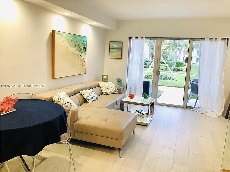 881 Ocean Dr — Photo 28