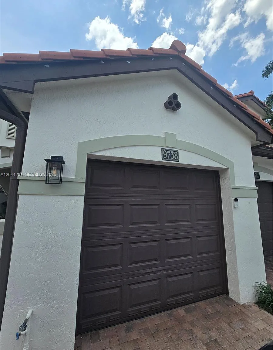 3 bed, 2.5 bath, 1635 sqft, $3,450 — Photo 2