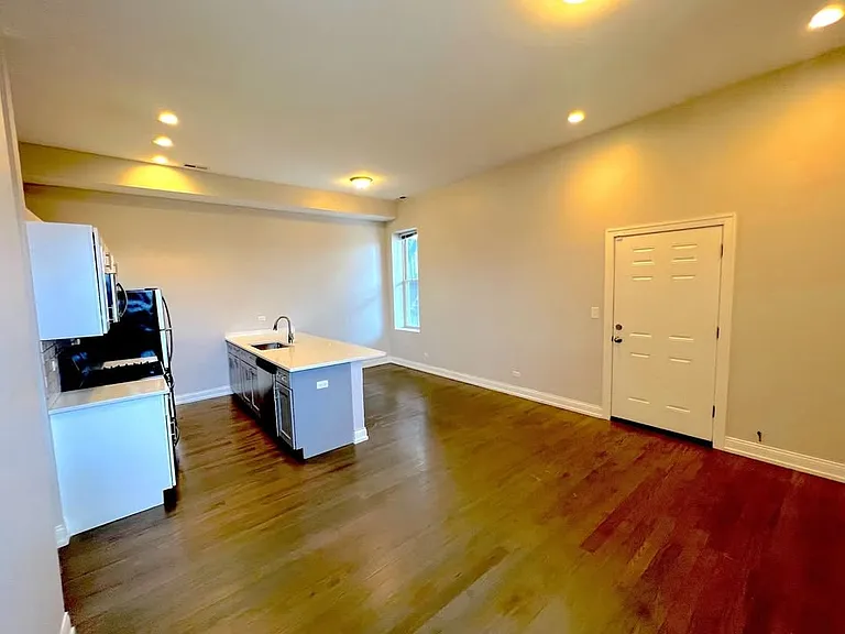 2620 W Cermak Rd #2F — Photo 3