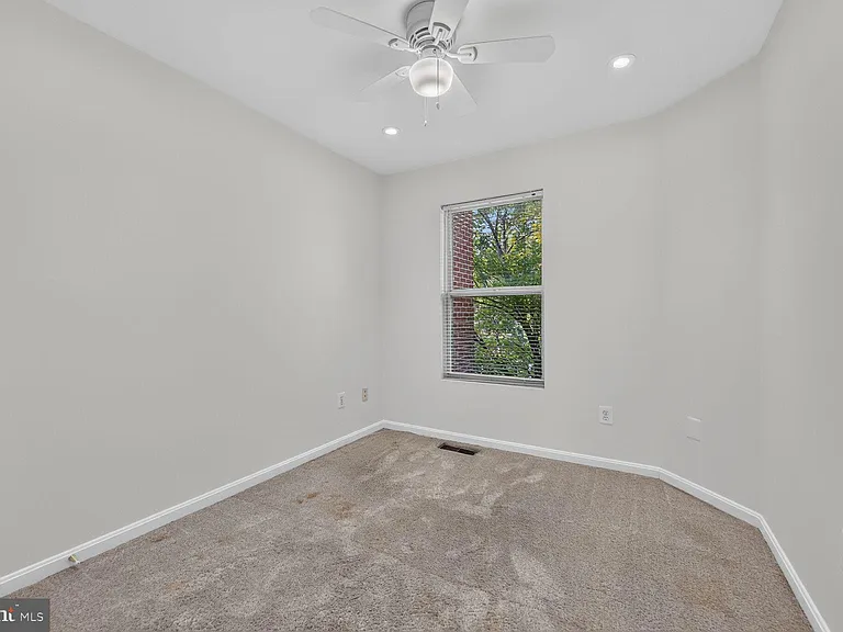 12054 Edgemere Cir — Photo 16