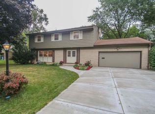 7402 N Seneca Rd, Fox Pt, WI 53217