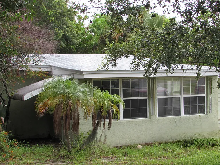 1775 NE Dixie Hwy — Photo 1