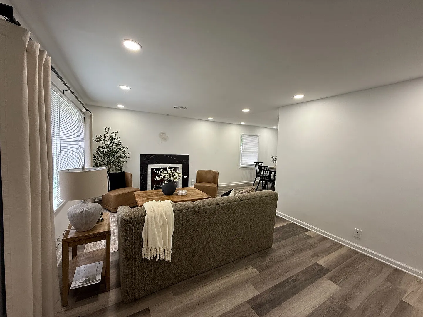 Stunning 2BR/1BA Home/10 Mins to Downtown/Fully Furnished/MoveInReady! — Photo 2