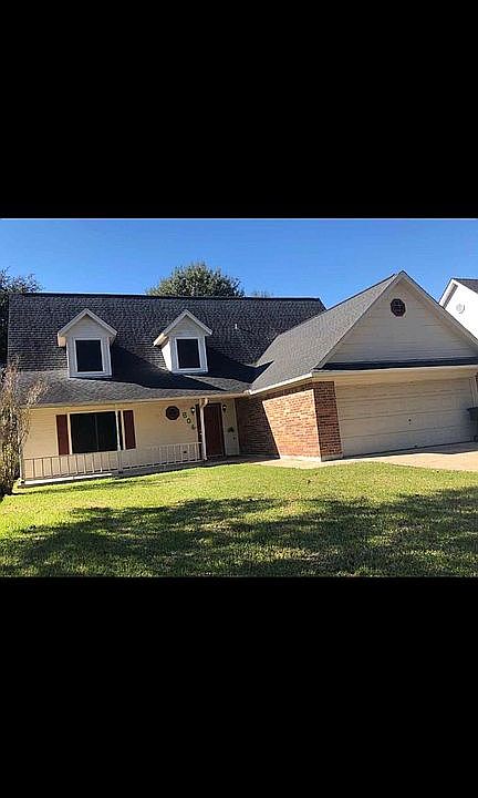 1st image of 604 Carriage Ln