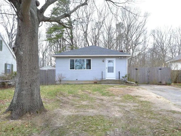 221 Grand Avenue, Shirley, NY 11967