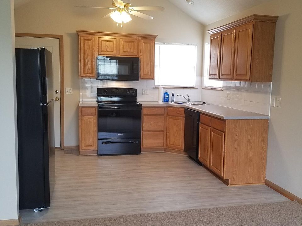2nd image of 315 NW Central St #315