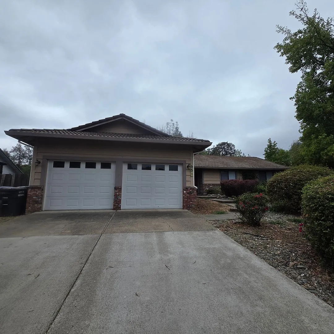 *Move In Special $500 Off First Months Rent*Spacious 3 Bed 2 Bath With Bonus Room / Den In The Co... — Photo 2