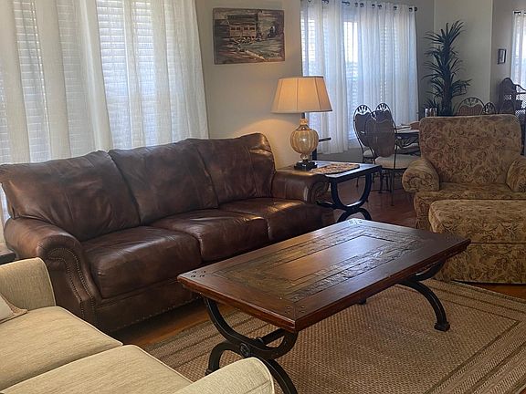 Living room has large Flexsteel leather sofa and plenty of seating