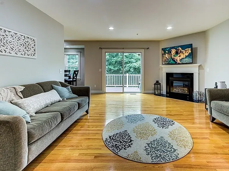 23 Holbrook Ln — Photo 3