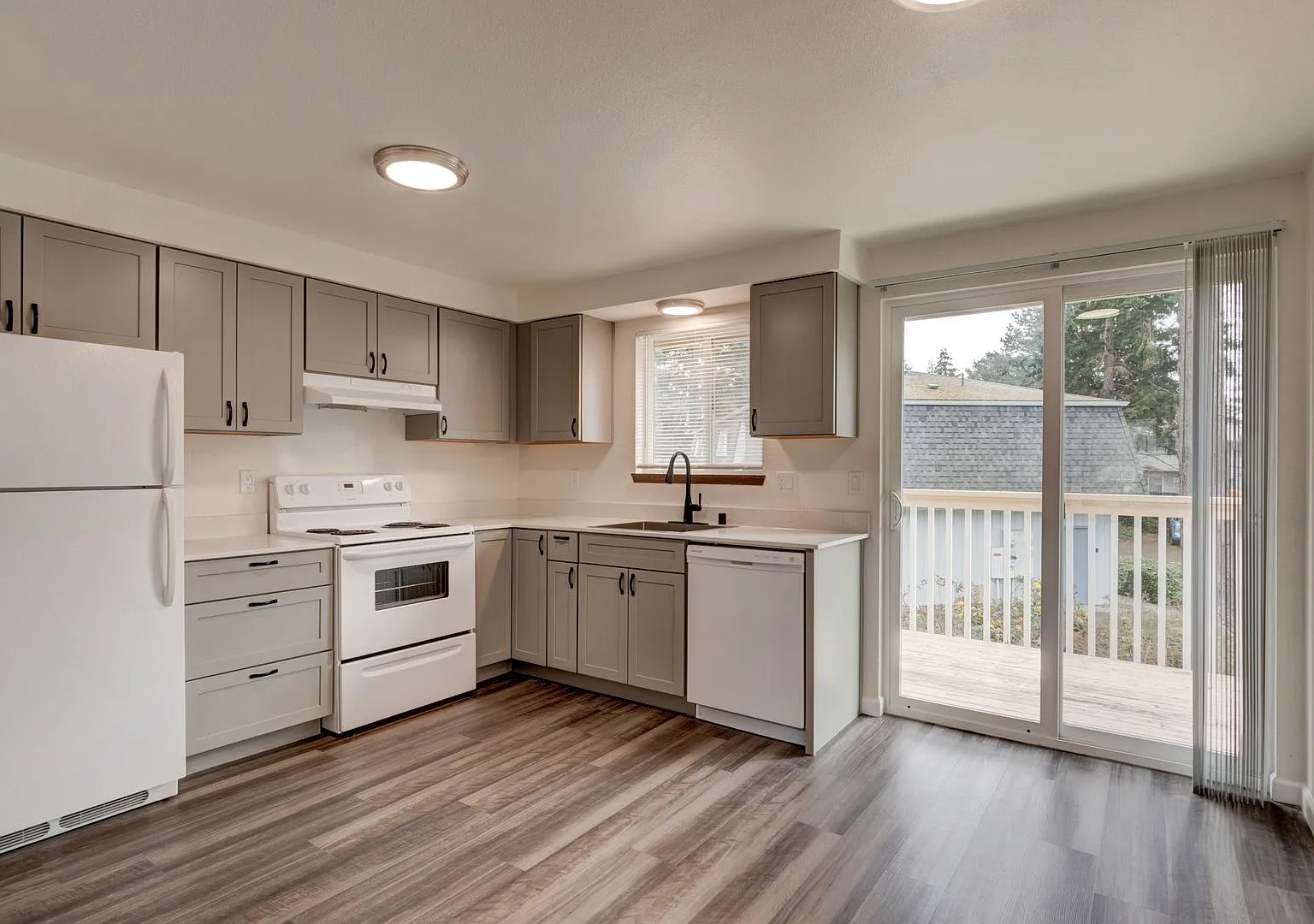 M1407: Horizons West Apartments — Photo 2