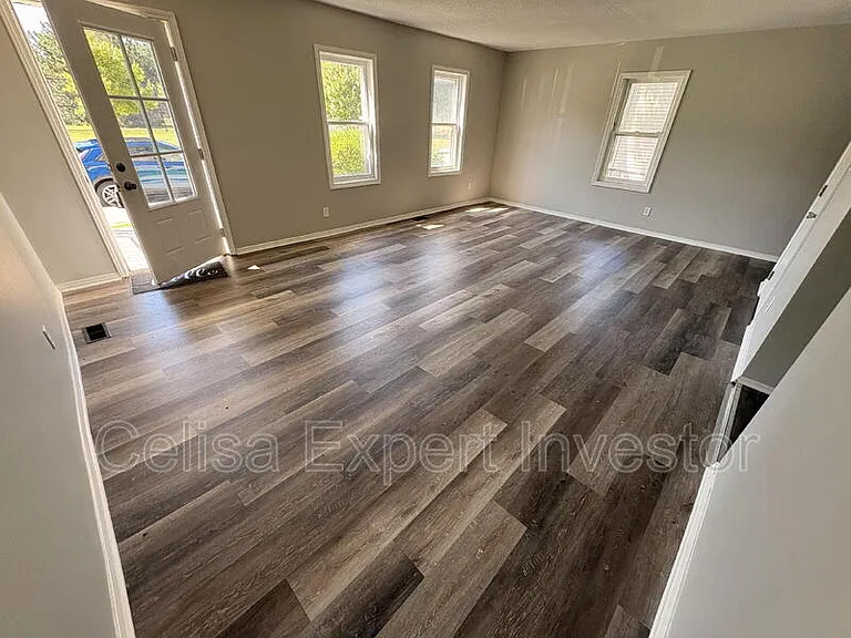 819 Eckart St — Photo 2