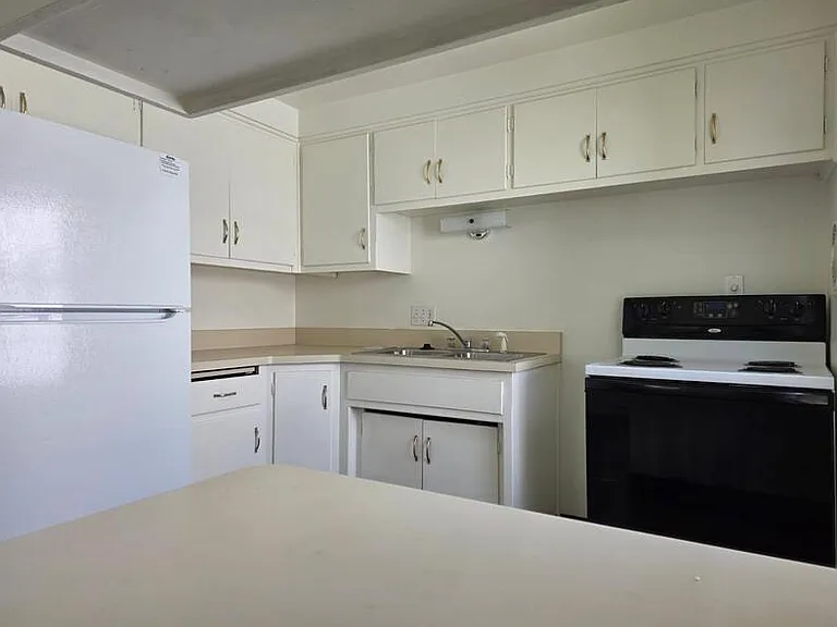 1095 Gillingham Rd #D — Photo 2