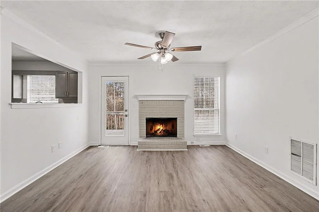 4 bed, 2.0 bath, 1210 sqft, $2,099 — Photo 4