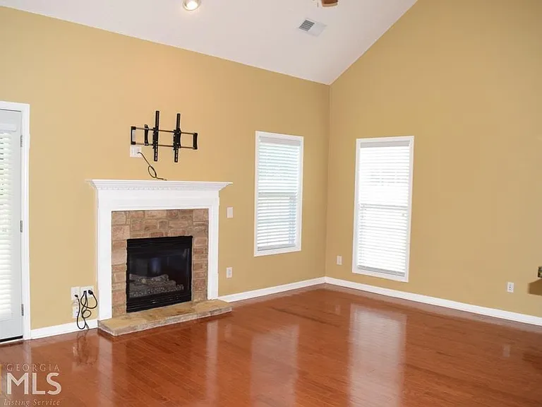 35 Bedford Park Dr — Photo 7