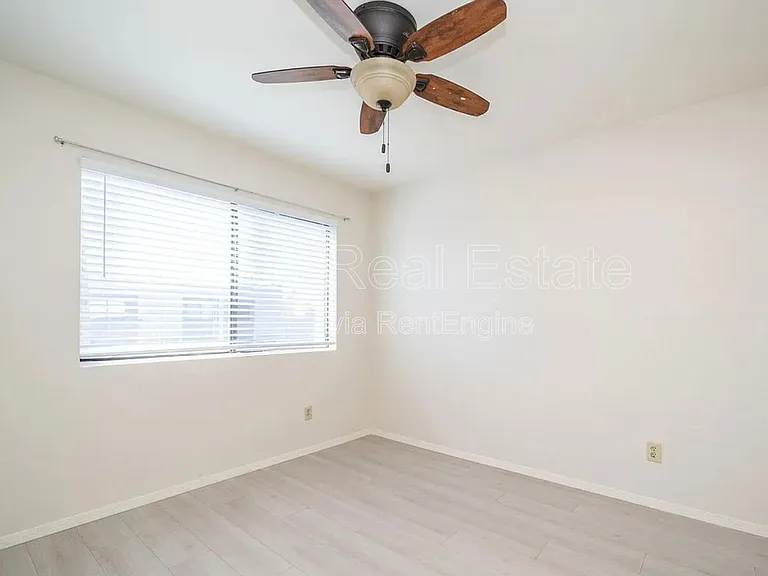 1329 S Mitchell Dr — Photo 13