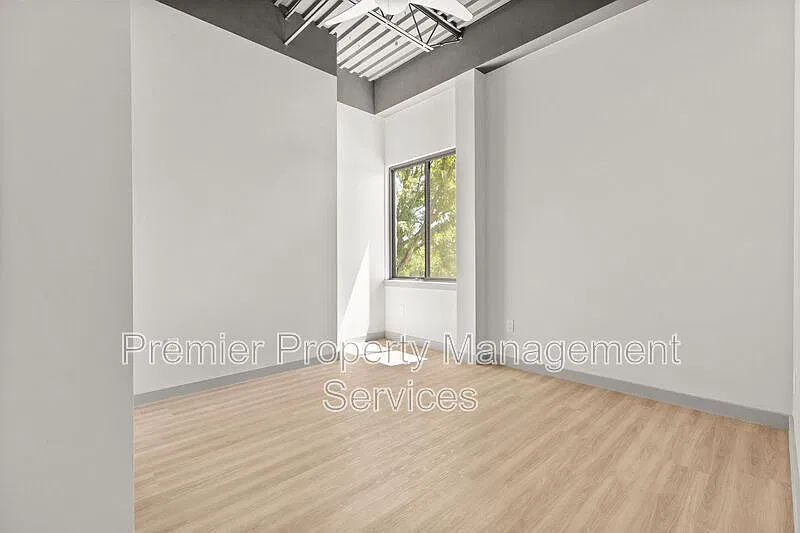 1127 Alderson Ave — Photo 2