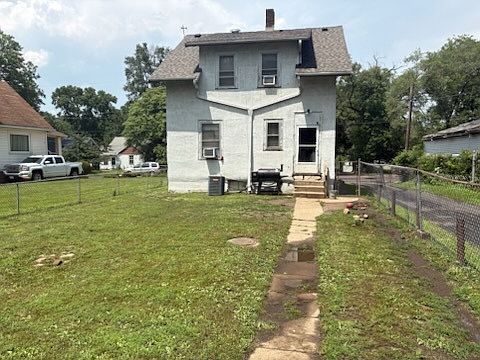 4th image of 1910 W Butler St