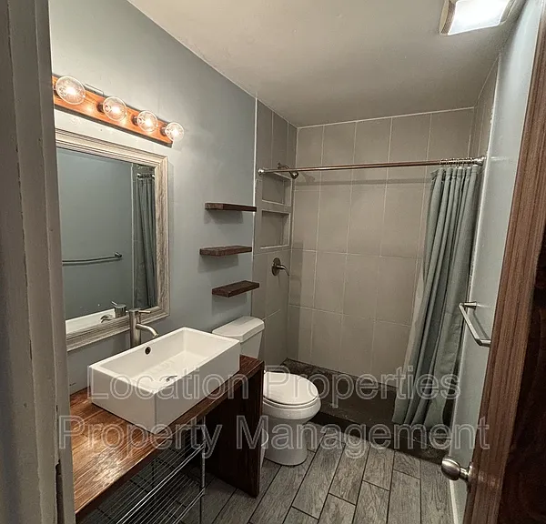 1418 W 22nd Ter — Photo 3