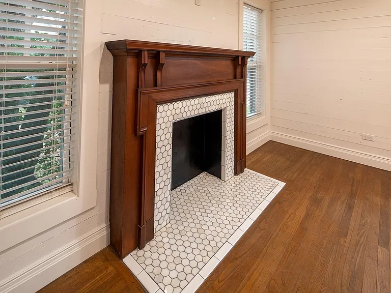 407 E Houston St — Photo 11