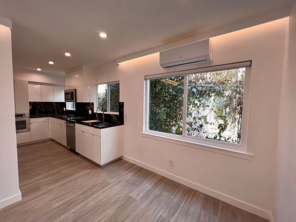 3rd image of 409 San Vicente Blvd APT B