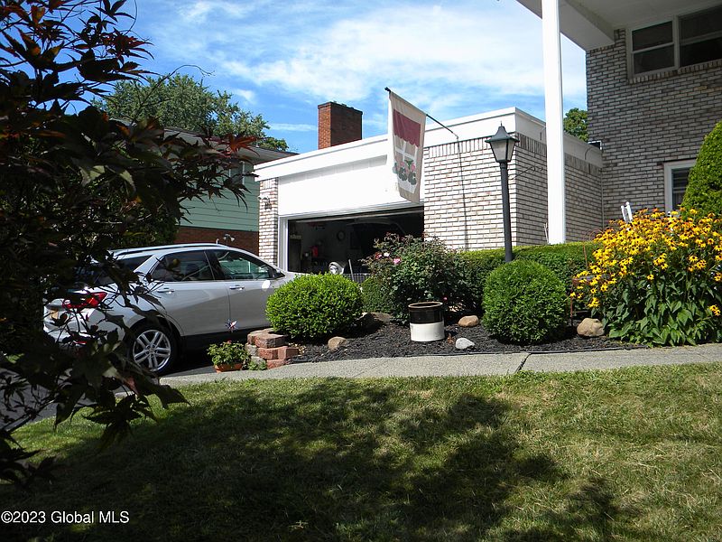 5th image of 305 Cortland Street