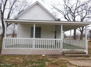 914 N Sycamore St, Flora, IL 62839